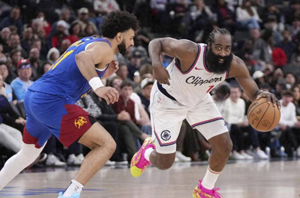 乐鱼-哈登重返赛场，最后时刻胜出首场状态出色，C9观众沸腾！全场沸腾不已-乐鱼